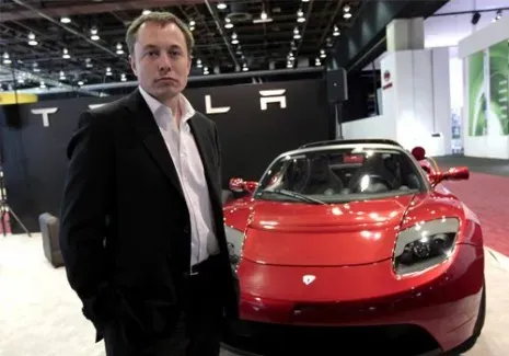 Ілон Маск з Tesla Roadster у 2008 році