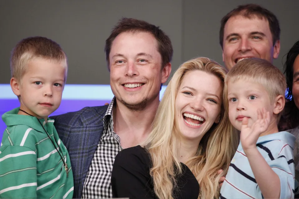 Ілон Маск з колишньою дружиною Талулою Райлі та своїми синами-близнюками